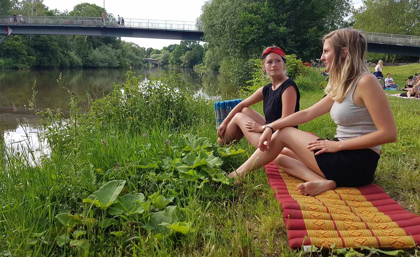 Eine Sommerauszeit am See mit deiner Kapok Rollmatte