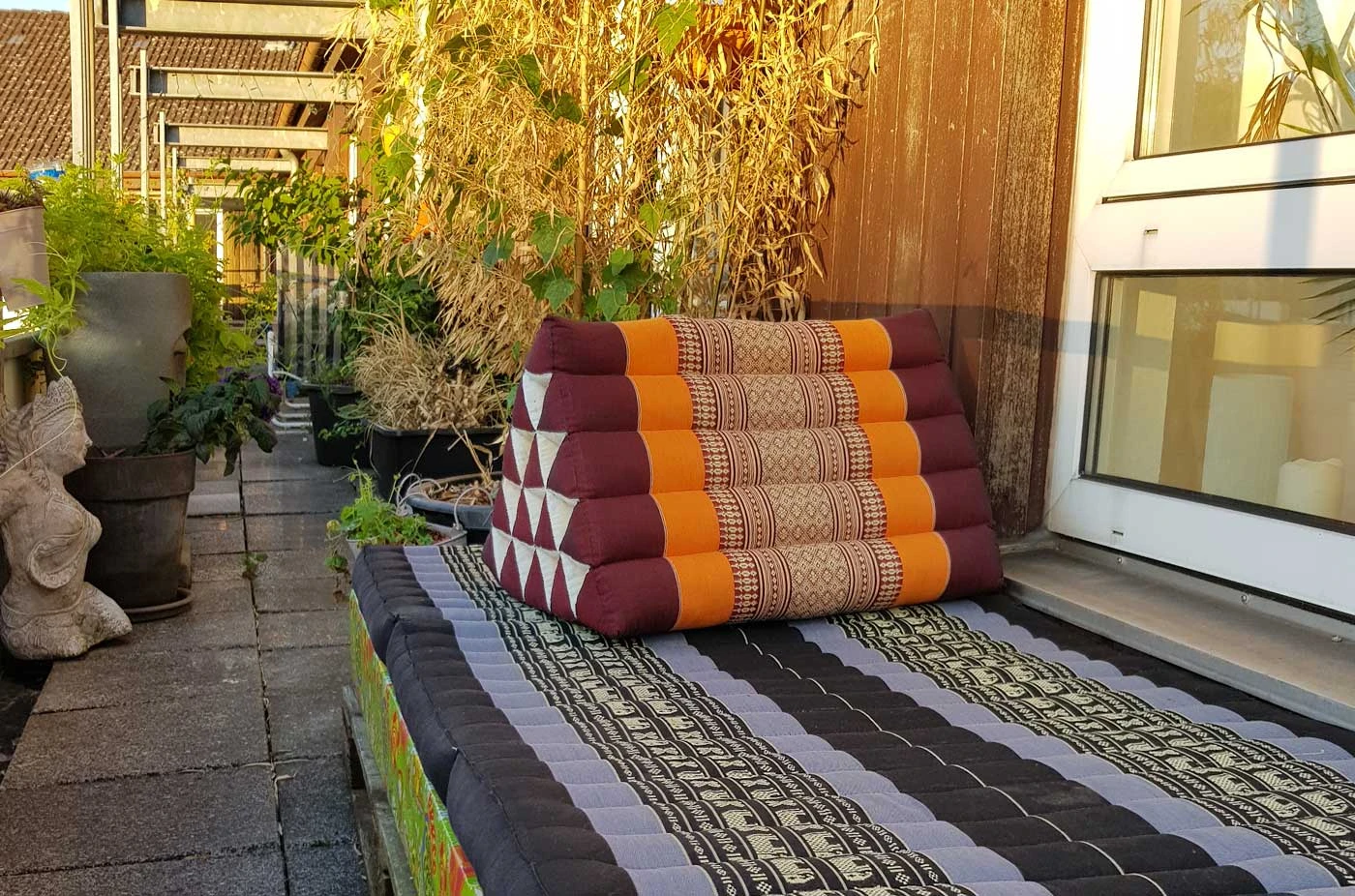 Eine entspannte Oase: Gestalte deinen Balkon mit Thaikissen