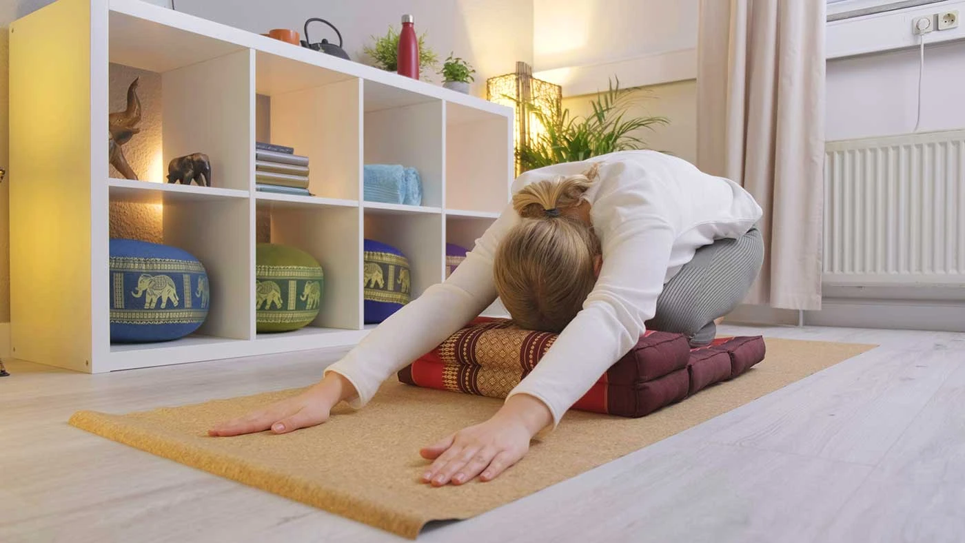 Entspannung und Gelassenheit mit Yoga-Posen: Finde deine innere Balance mit livasia!